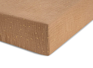 Prześcieradło muślinowe z gumką jasny brąz nadruk w złote kropki