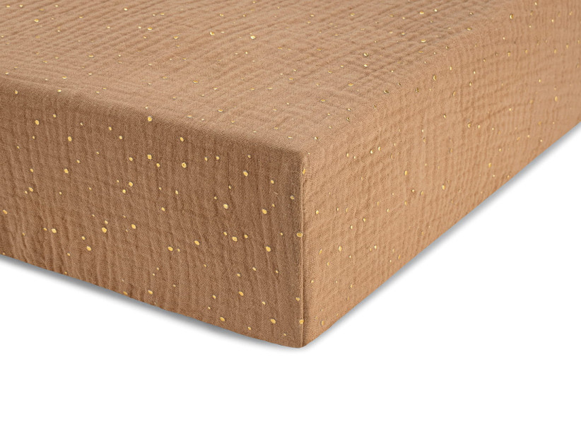 Prześcieradło muślinowe z gumką jasny brąz nadruk w złote kropki