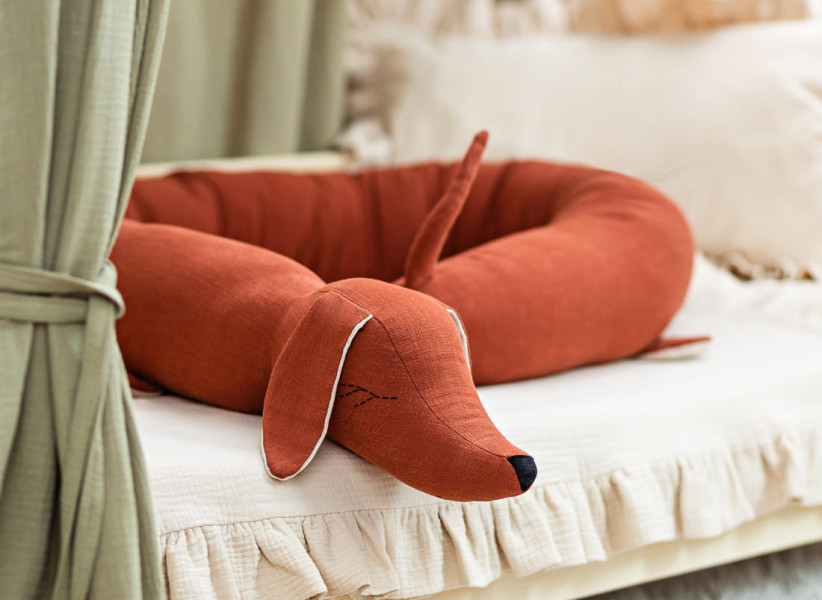 Ochraniacz do łóżeczka jamnik lniany czerwony