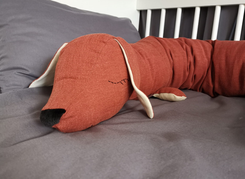 Ochraniacz do łóżeczka jamnik lniany czerwony