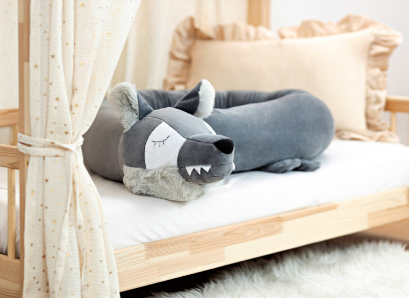 Ochraniacz do łóżeczka – poduszka wałeczek w kształcie wilka z futerkiem