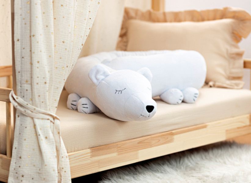 Poduszka wałek miś polarny – ochraniacz do łóżeczka i przytulanka do zasypiania