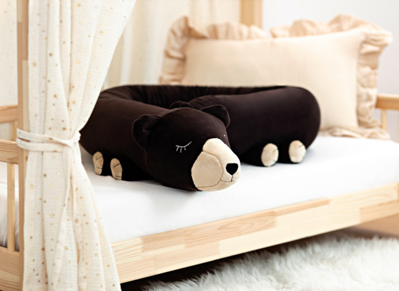 Poduszka wałek miś grizzly – ochraniacz do łóżeczka i przytulanka dla dziecka