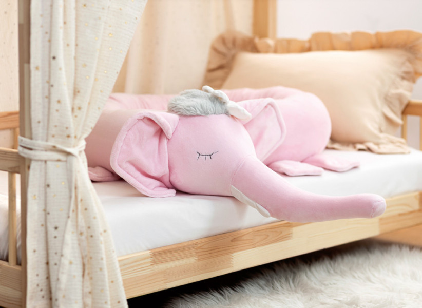 Poduszka wałek słoń różowy – ochraniacz do łóżeczka i ozdobna przytulanka