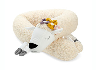 Owieczka z wiankiem – poduszka ozdobna i przytulanka do łóżeczka