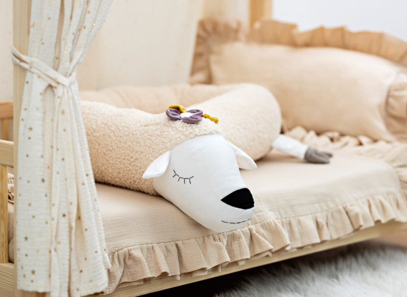 Owieczka z wiankiem – poduszka ozdobna i przytulanka do łóżeczka