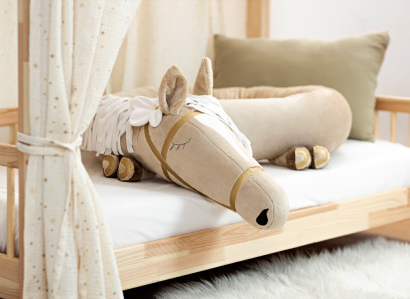 Ochraniacz do łóżeczka – poduszka wałeczek w kształcie konika cappuccino
