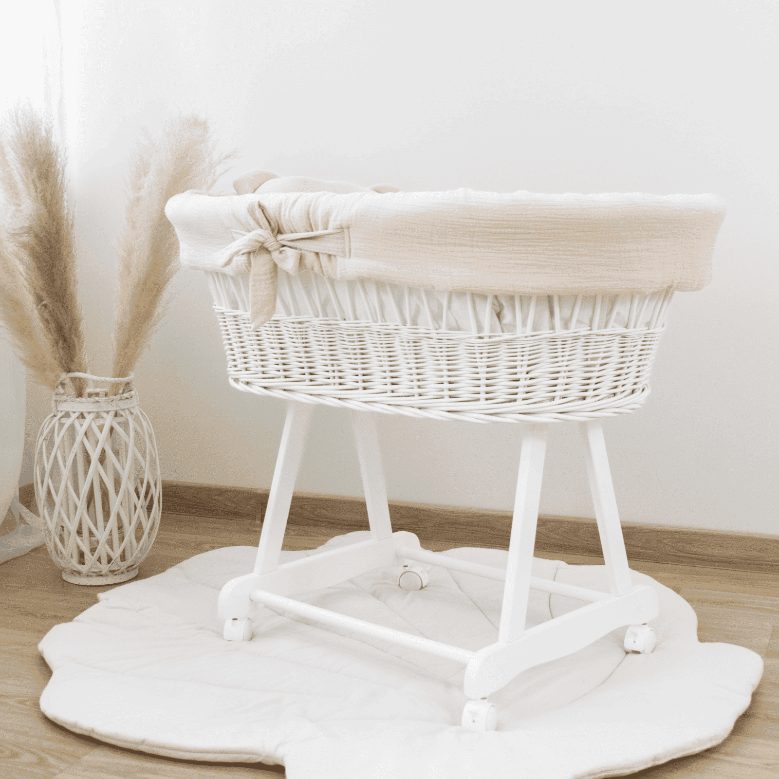 Kosz Mojżesza dla niemowlaka — poradnik, bezpieczeństwo i alternatywy