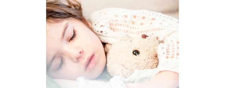 Pierwsze łóżko – jakie powinno być,  kiedy dziecko jest na nie gotowe?  Czyli kiedy "łóżko" zamiast "łóżeczka"?